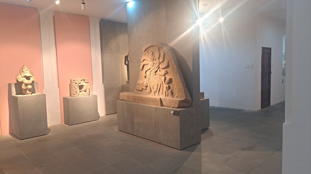 展示室に並ぶチャム彫刻と神々の像