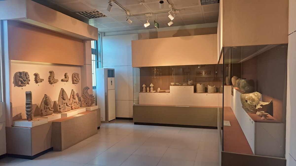 石彫と陶器が並ぶ展示室