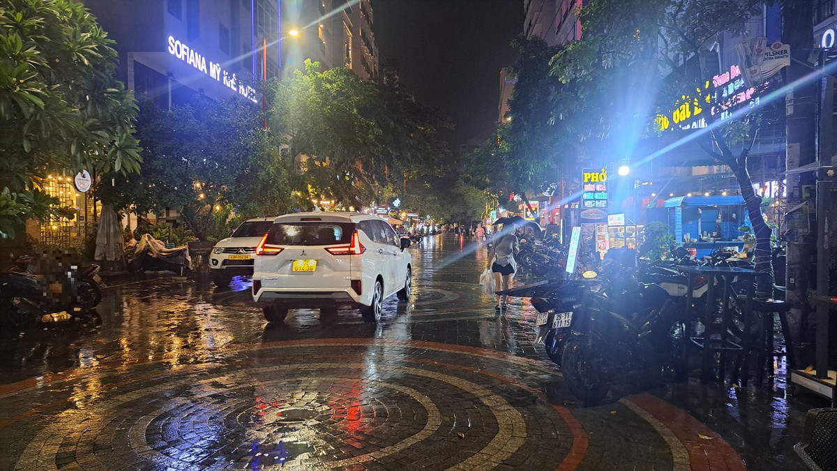 ダナン・An Thuongエリアの雨上がりの夜道とSofiana My Khe Hotelのネオン