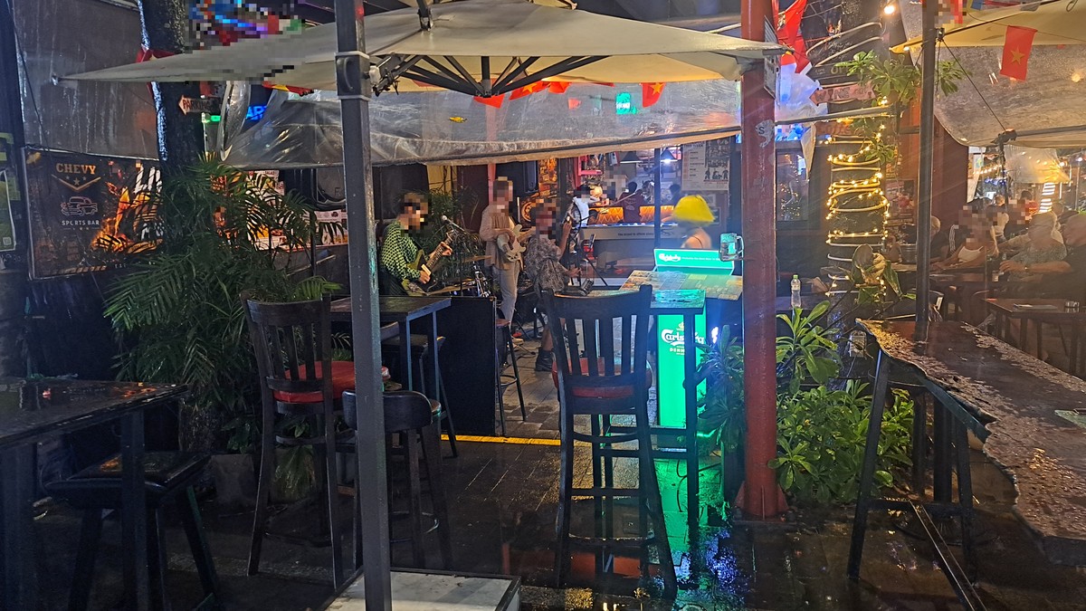 An Thuong周辺のバーでライブ演奏を楽しむ夜のテラス