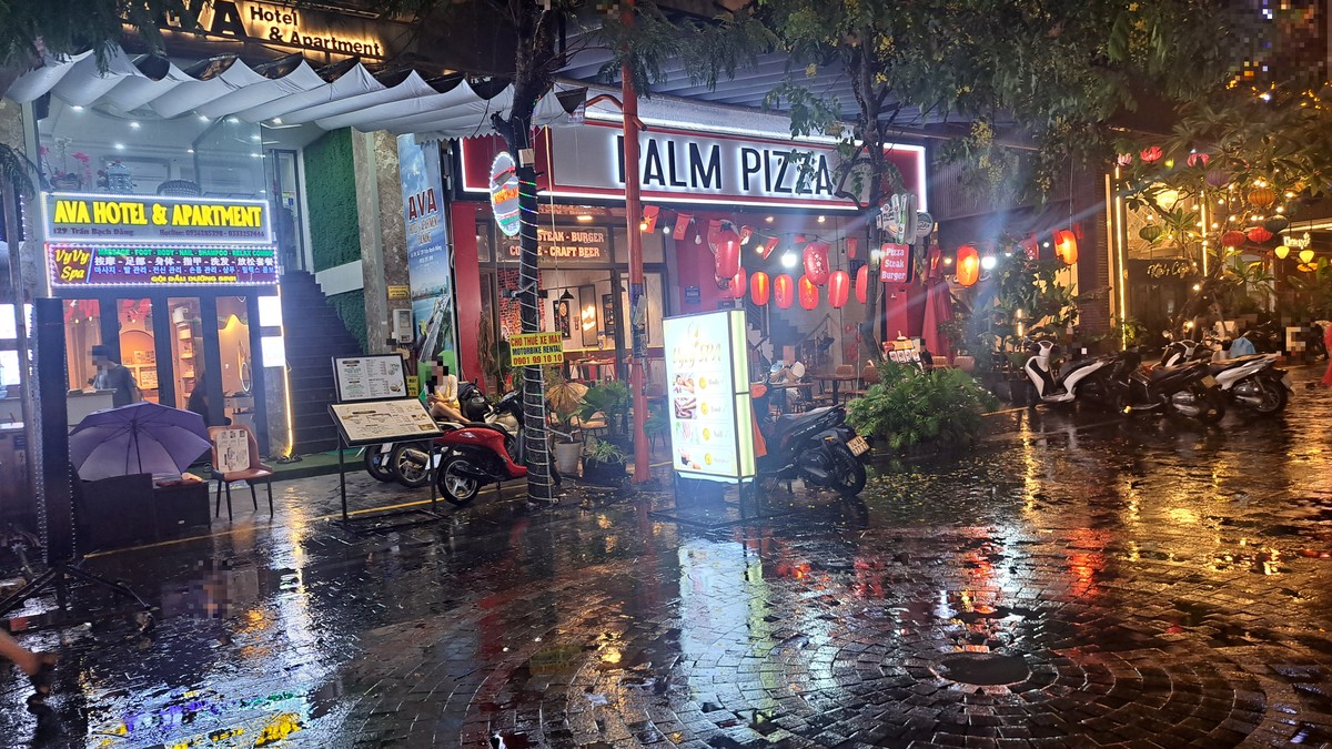 Palm Pizzaやスパが並ぶAn Thuongの夜の交差点