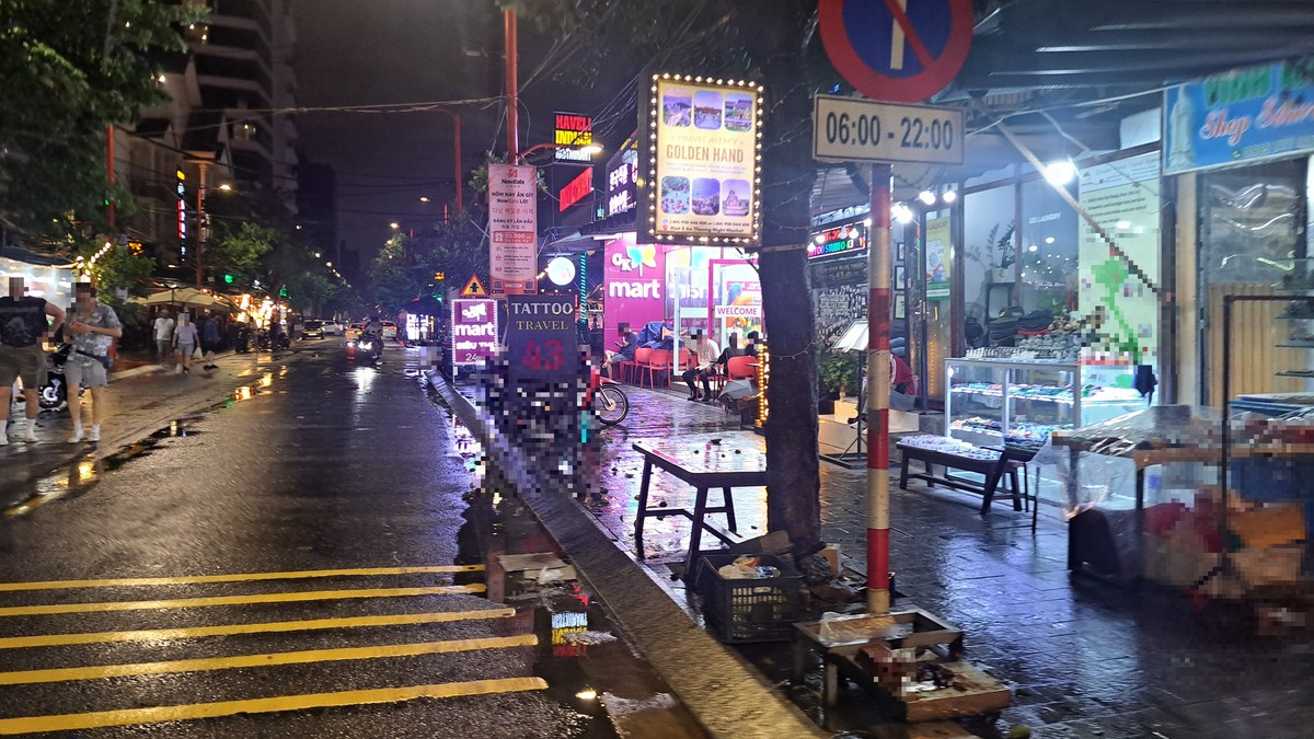 An Thuong Night Market案内とスパ・インド料理店が並ぶ通り