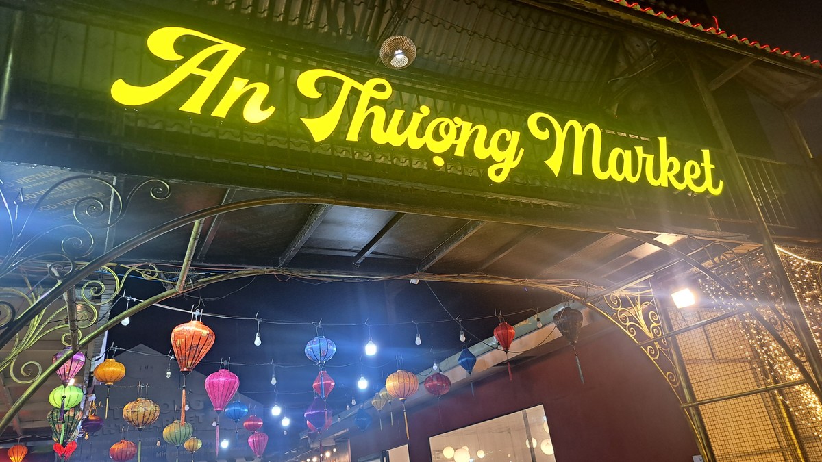 色とりどりの提灯が飾られたAn Thượng Marketの入口サイン