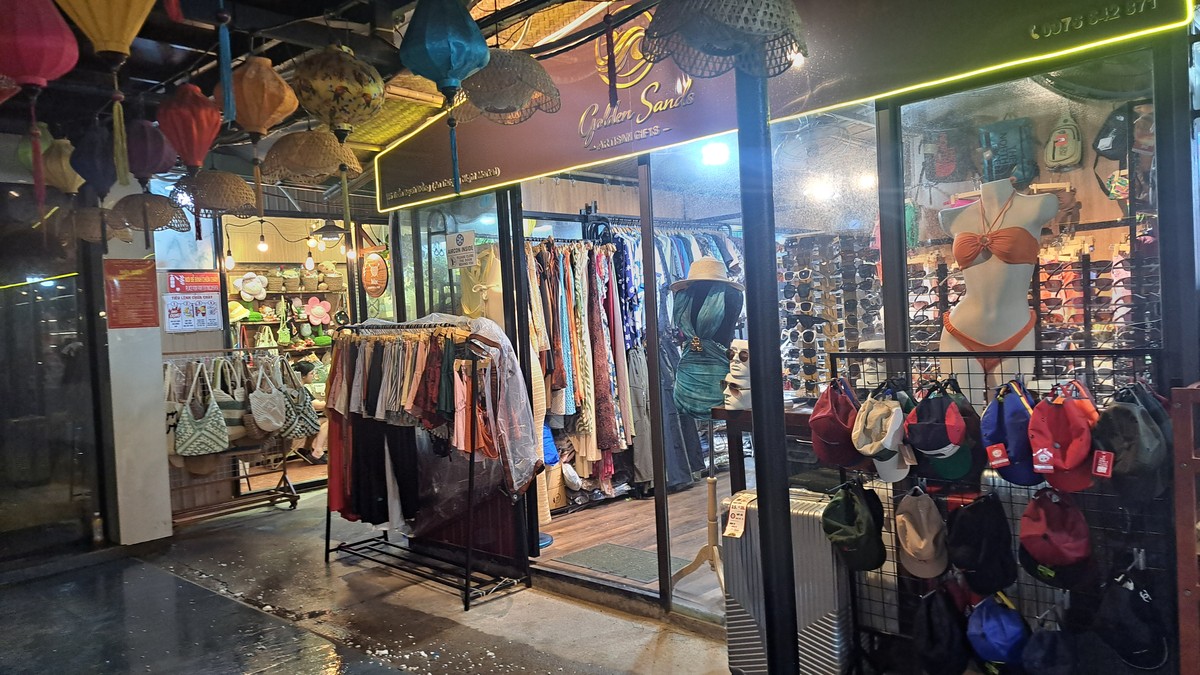An Thuongナイトマーケット内の服・雑貨店Golden Sands