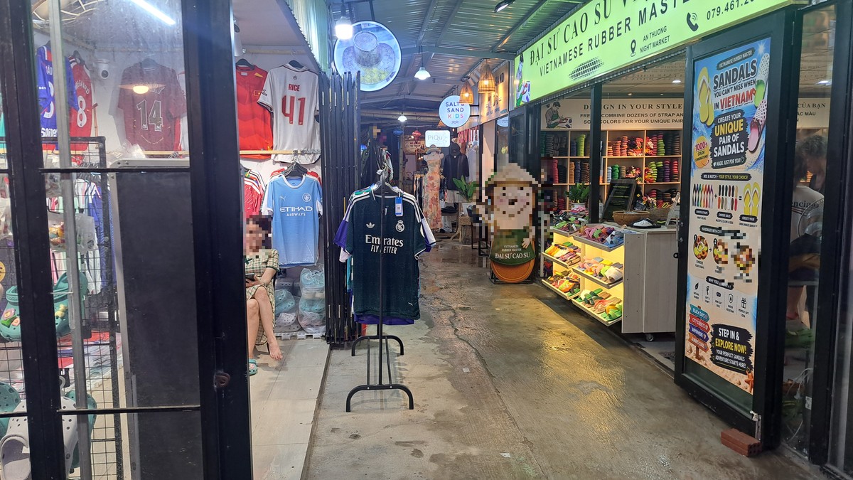 An Thuong Night Market内のサンダル店とスポーツウェア店