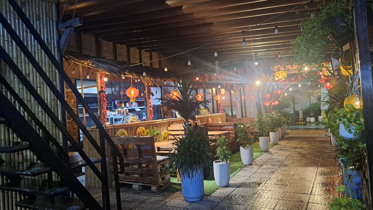 竹とランタンが印象的なAn Thuongのカフェテラス