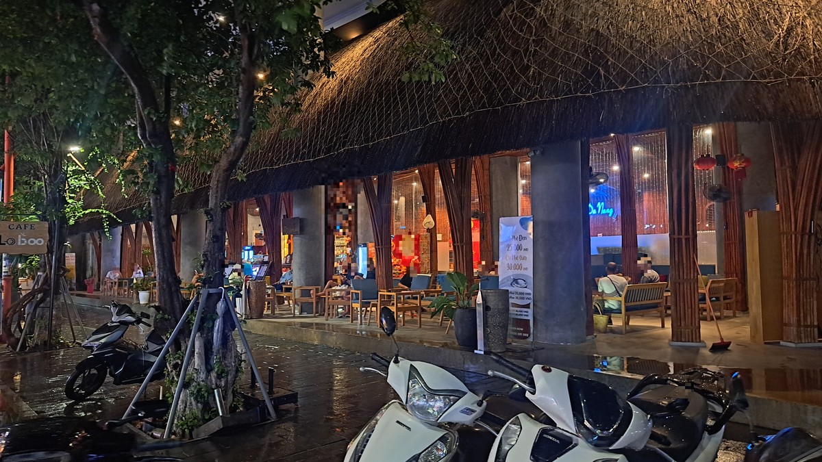 茅葺き屋根のオープンカフェが並ぶAn Thuongの夜