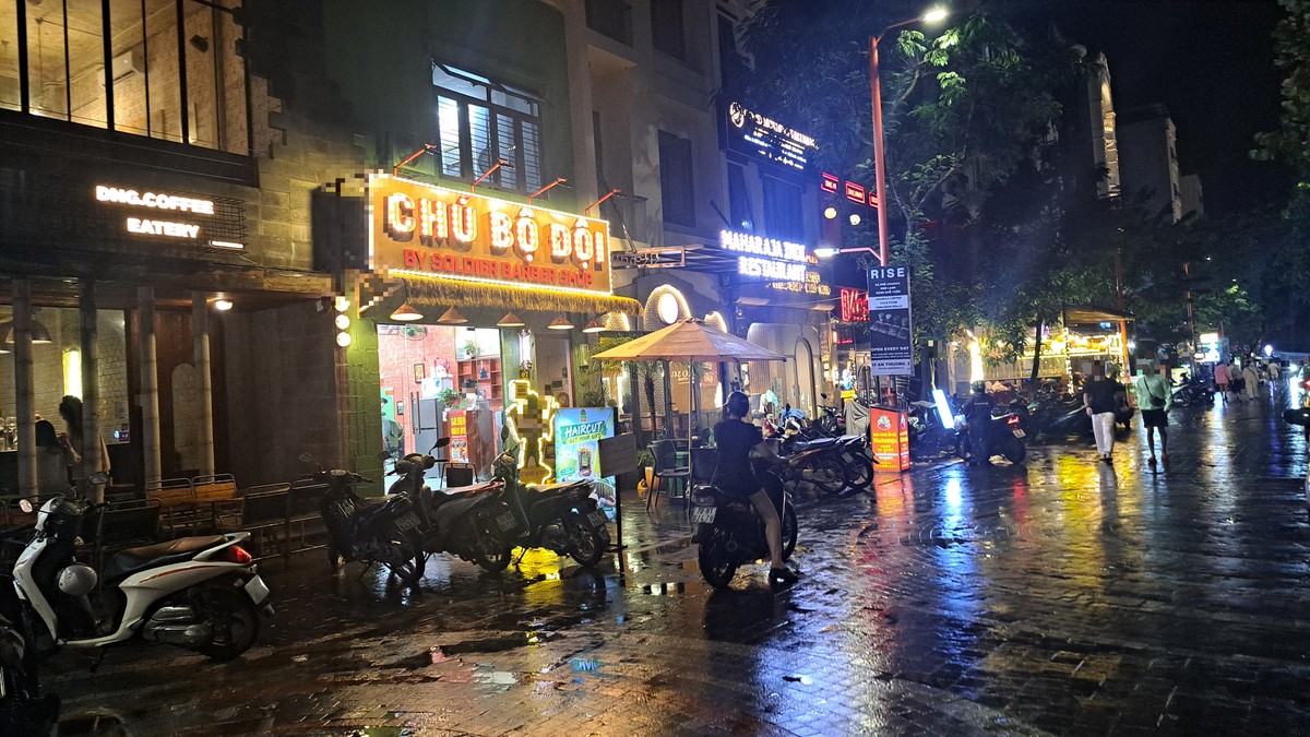 カフェやインド料理店が続くAn Thuongの多国籍通り