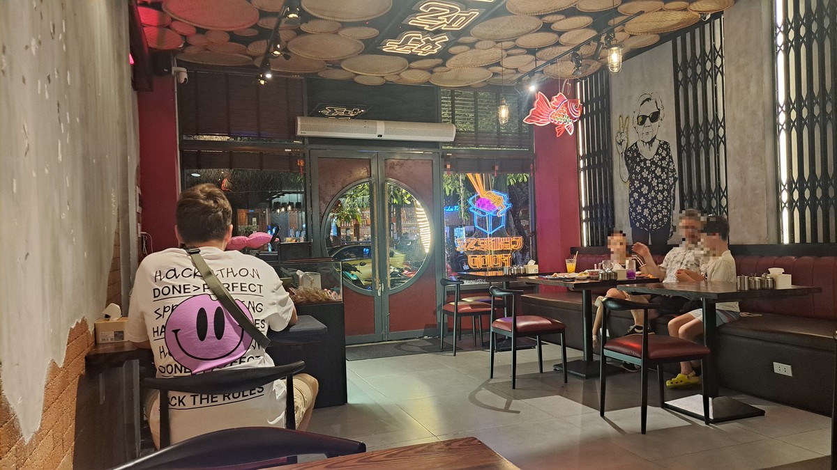 Red Flower American Chinese Restaurantの店内とCHINESE FOODネオン
