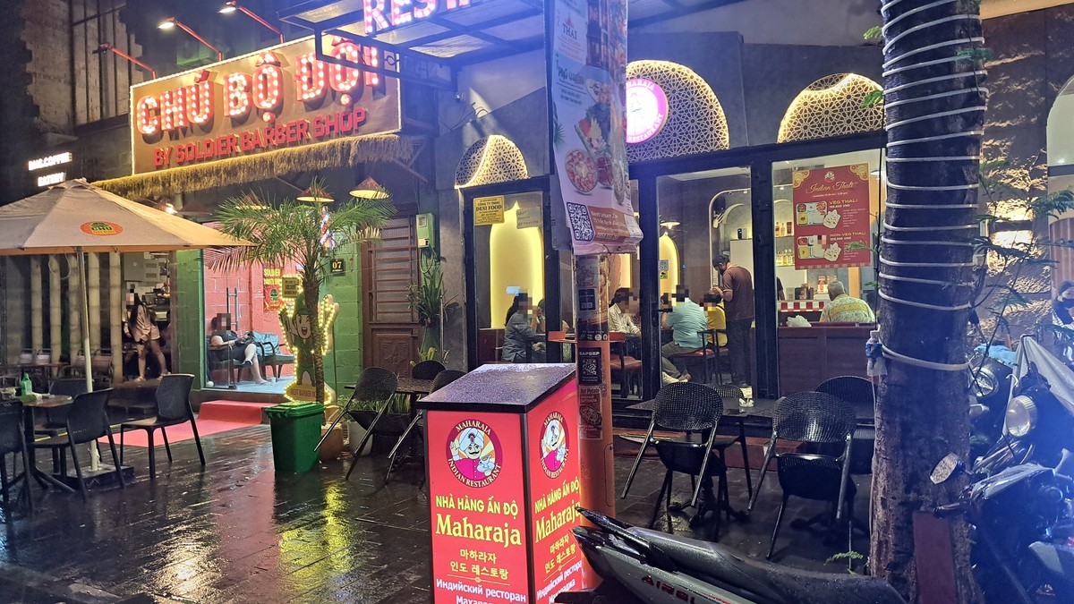 Maharaja Indian Restaurantが灯るAn Thuongの夜の通り