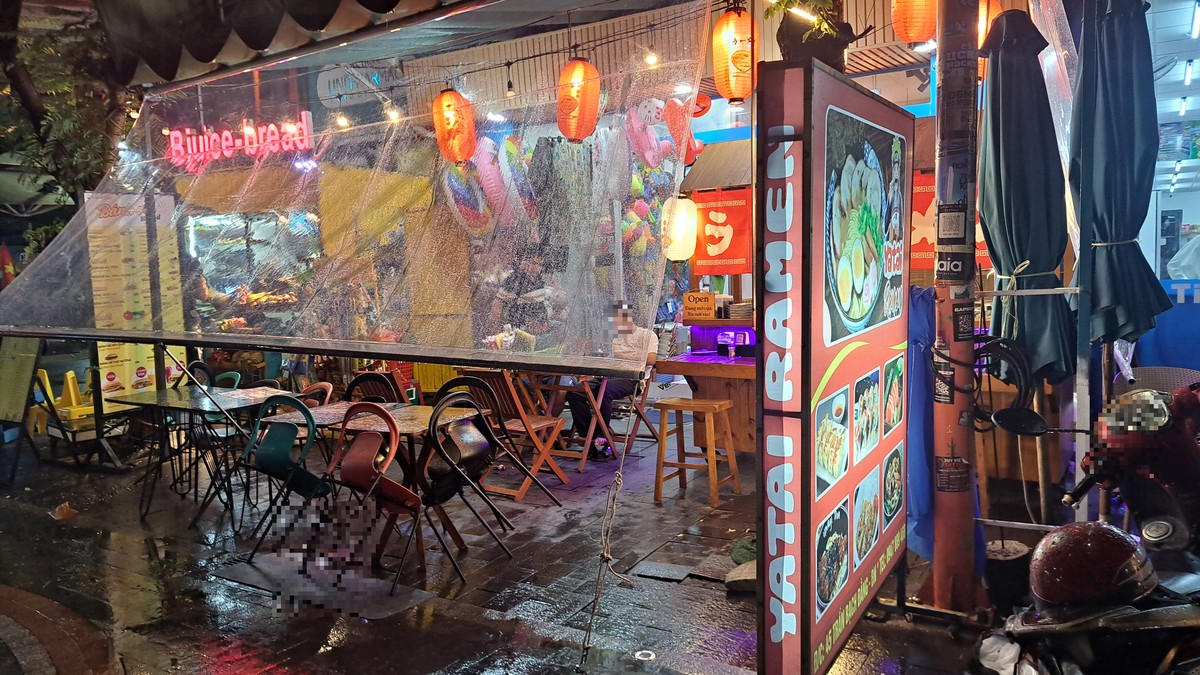 Yatai Ramenの看板と屋外席が並ぶAn Thuongの夜