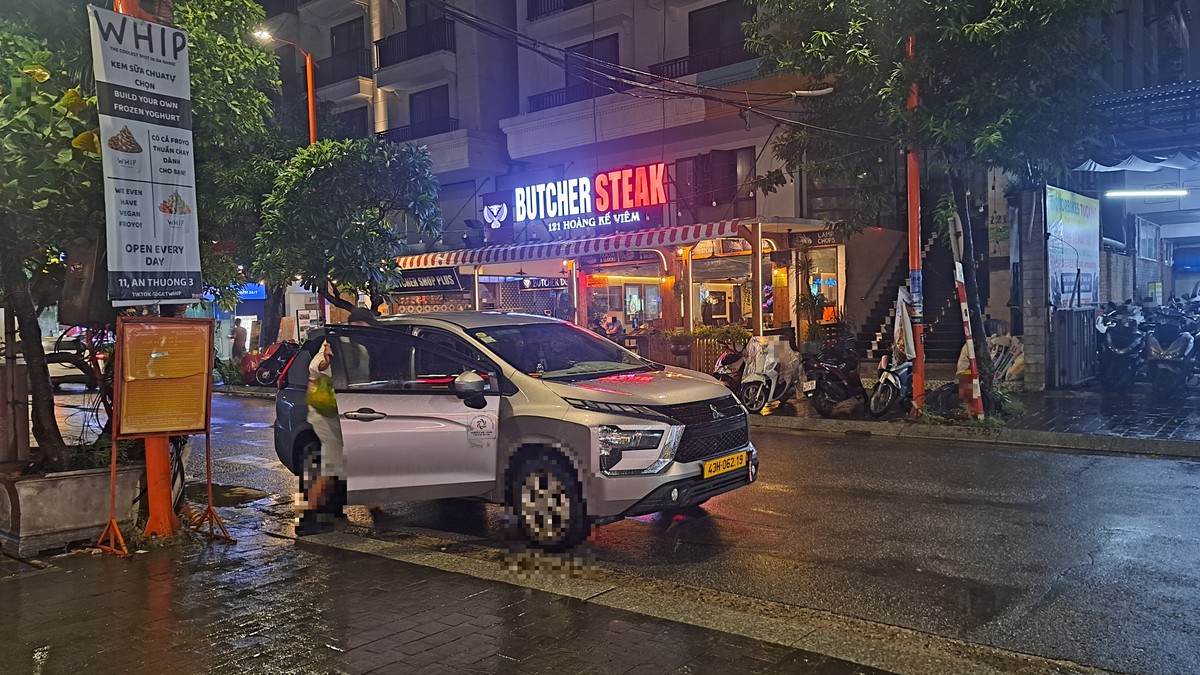 Butcher SteakとGrab車両が並ぶAn Thuongの通り