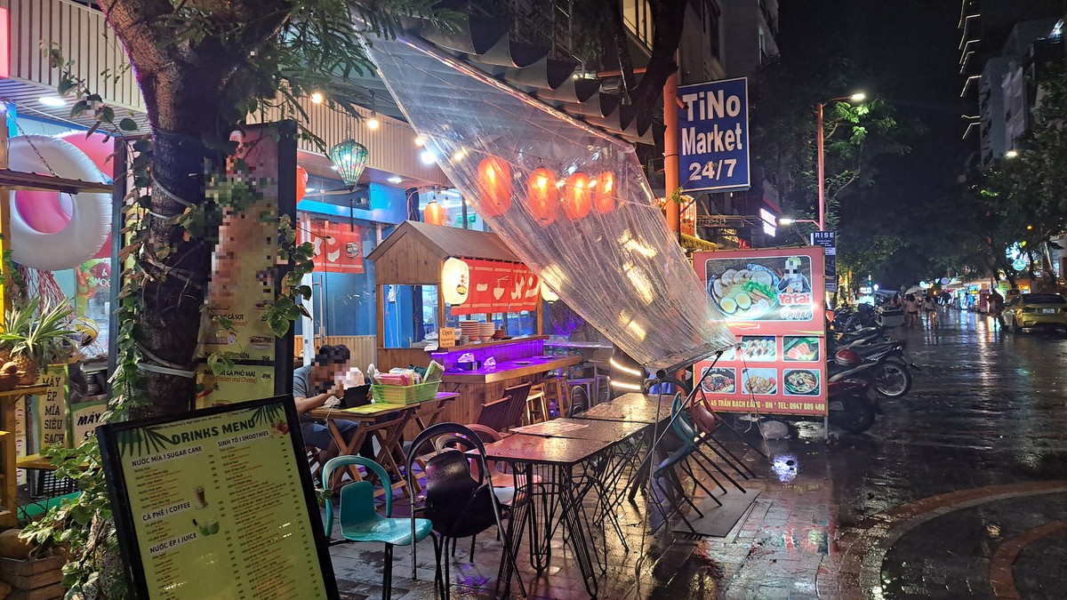 ドリンクメニューと屋台風席が続くAn Thuongの夜道