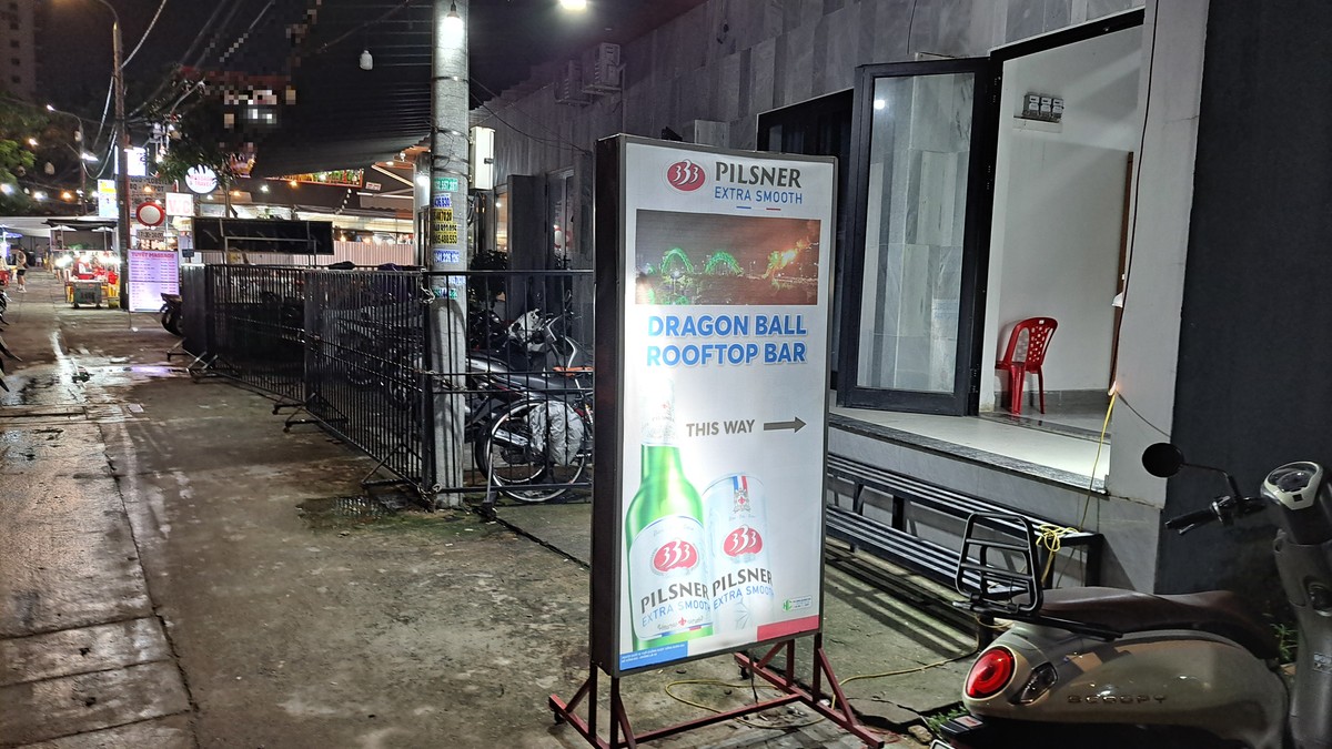 ダナン・Dragon Ball Rooftop Barの路面サインと雑居ビル入口