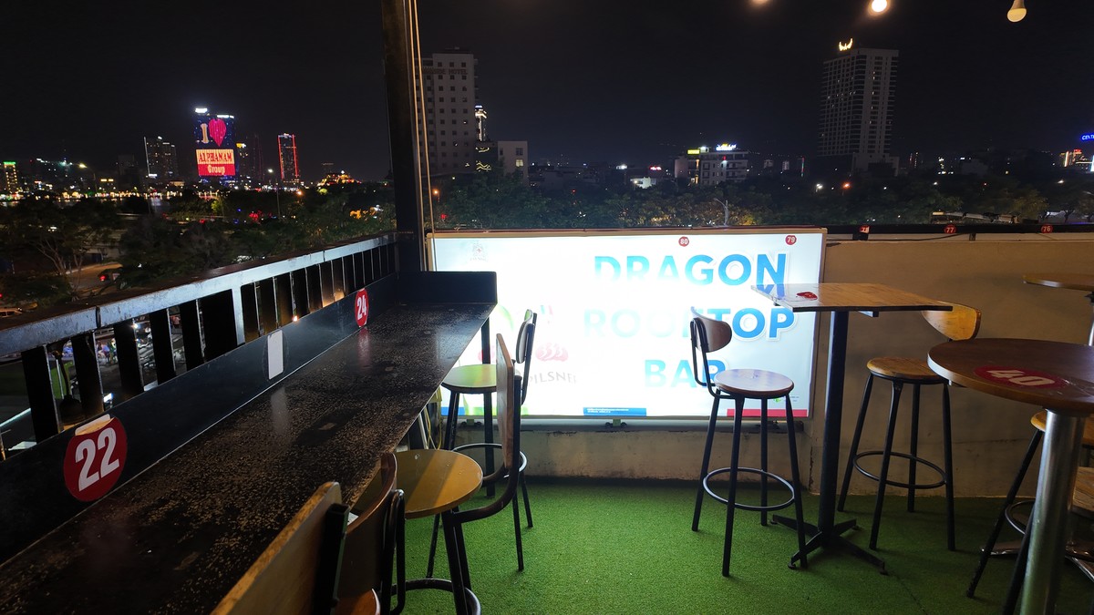 DRAGON ROOFTOP BAR看板とハン川越しのダナン夜景