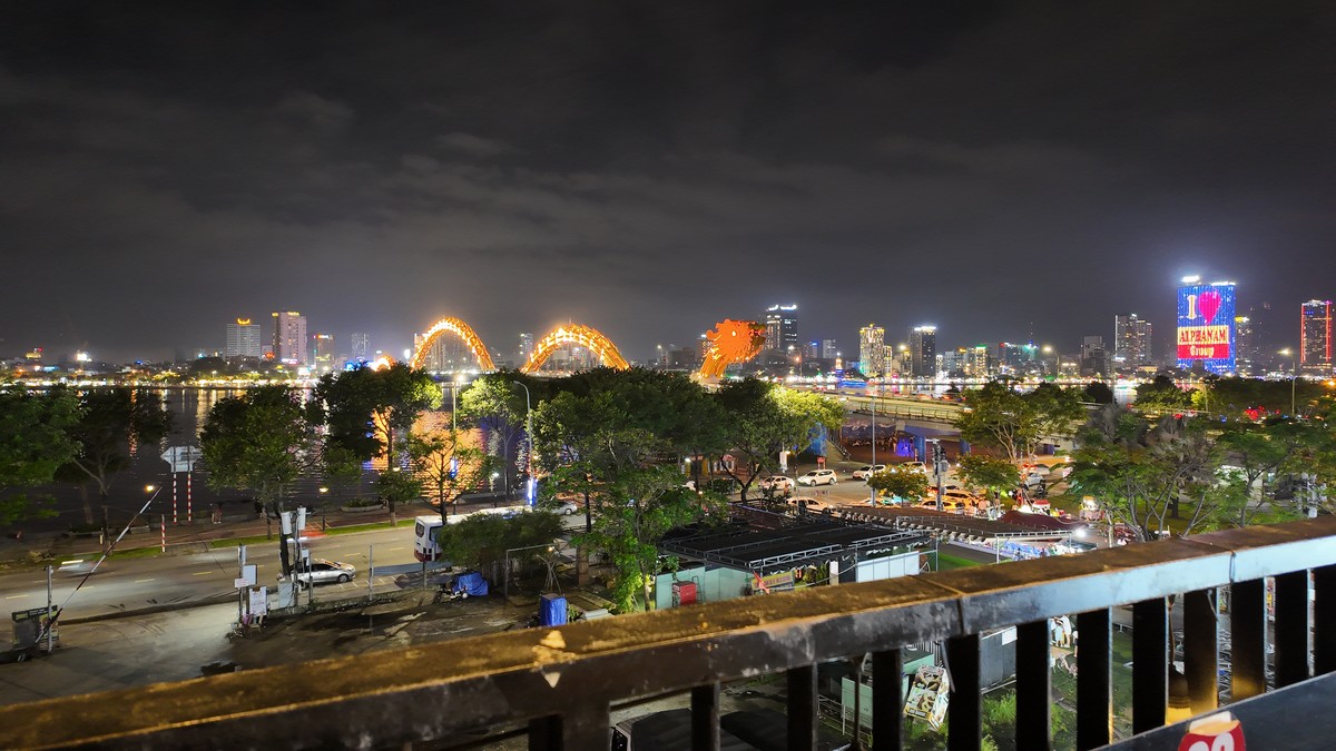 ドラゴンブリッジとI LOVE DANANG看板が見える屋上からの夜景