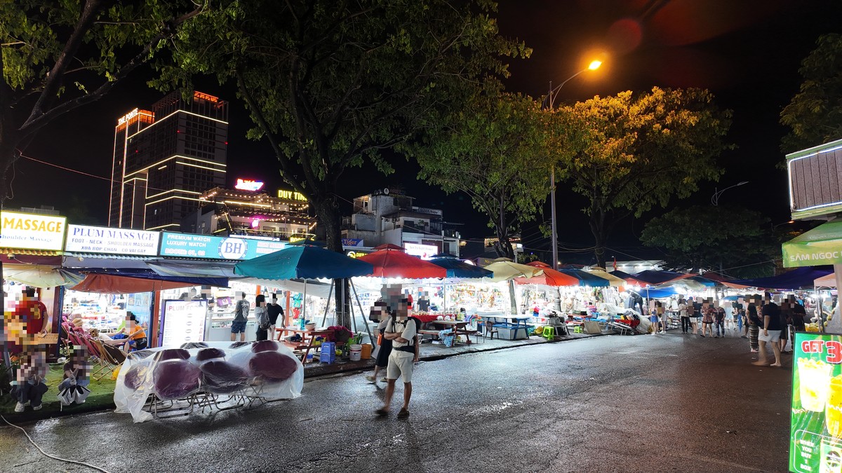The Ponte方面のスカイラインとマッサージ店が続く夜市の通り