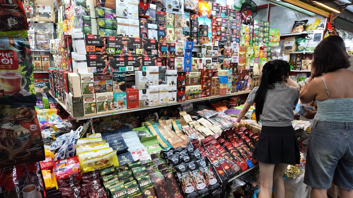 ベトナムコーヒーのお土産が壁のように並ぶ屋台