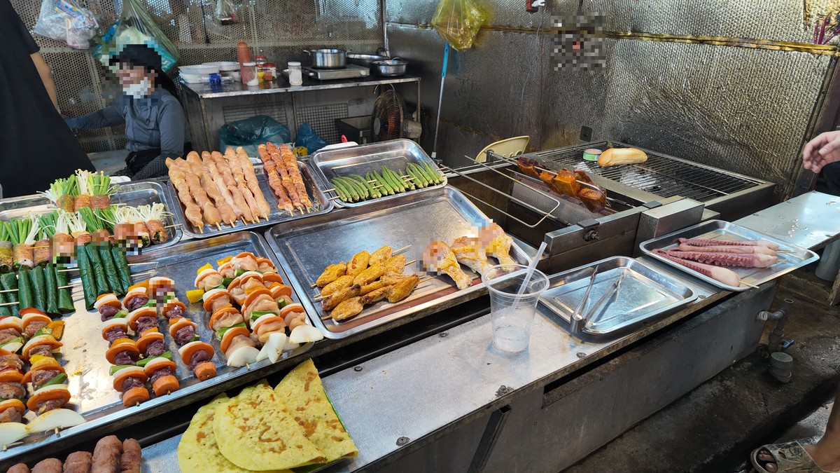 BBQ串とバインセオが並ぶソンチャナイトマーケットの屋台