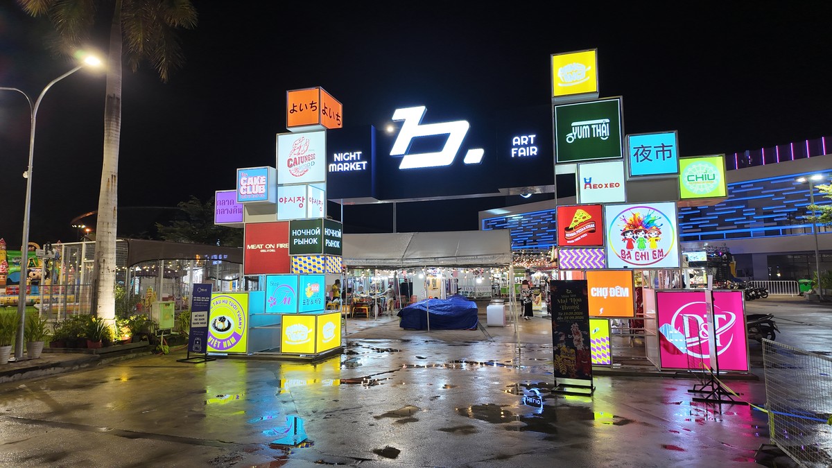 b. NIGHT MARKET / ART FAIRの光る入口ゲートとヘリオナイトマーケット