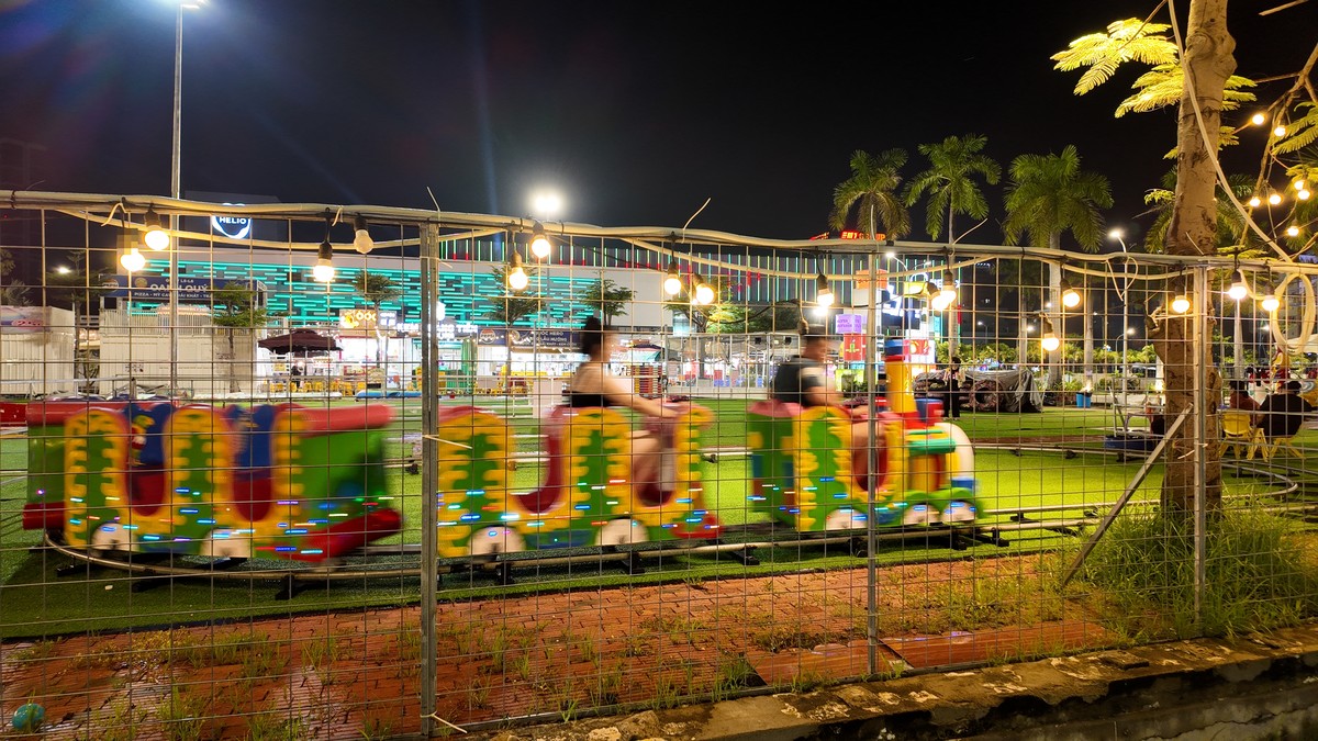 ライトアップされたミニ列車の子ども向け遊具
