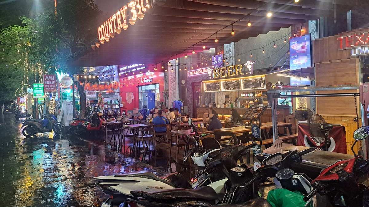 バーやレストランが並ぶAn Thuongの賑やかな夜の通り