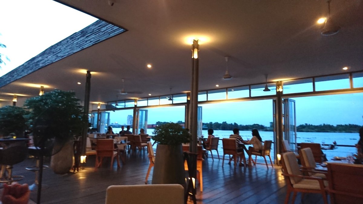 「The DECK」の店内（テラス席）