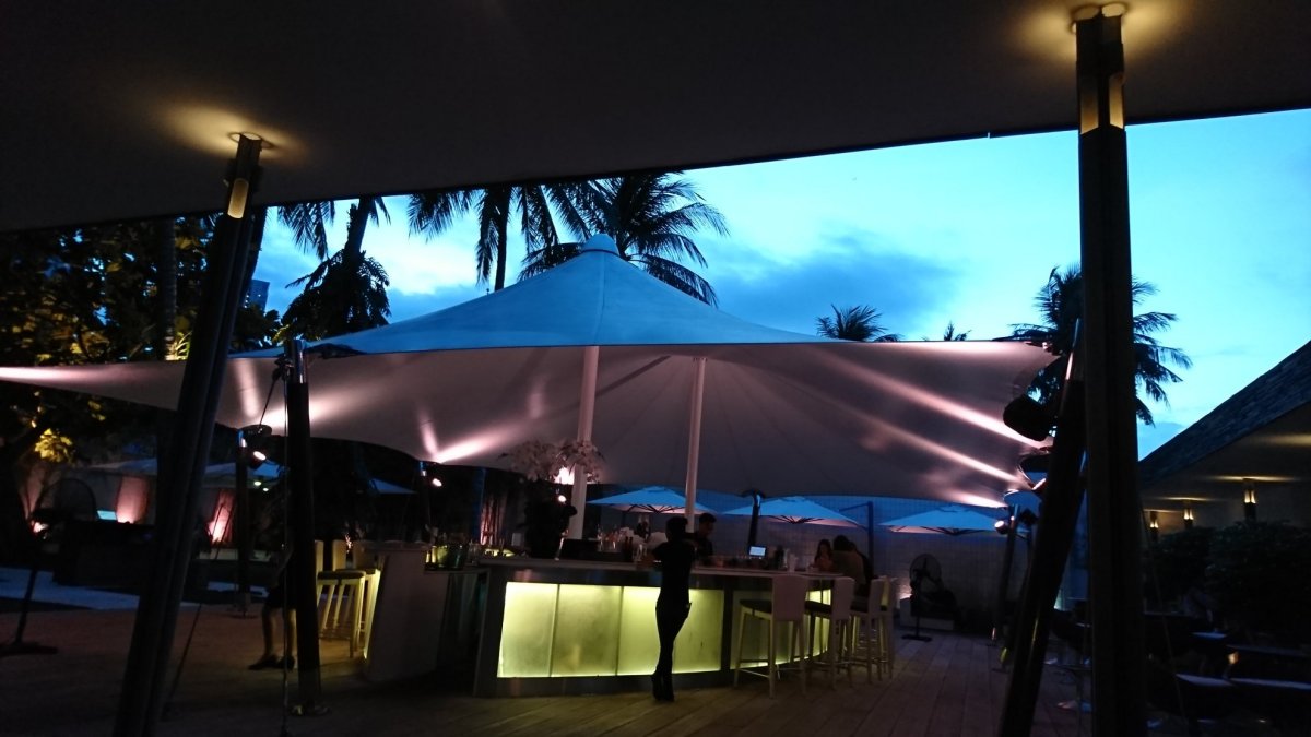 「The DECK」の店内（バーカウンター）