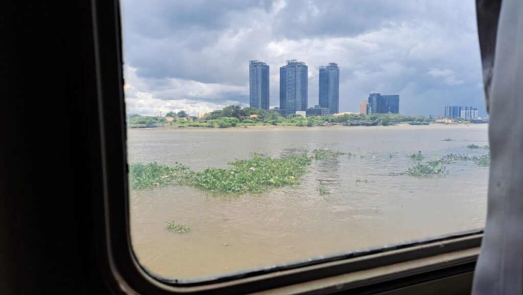 船から見える川の景色