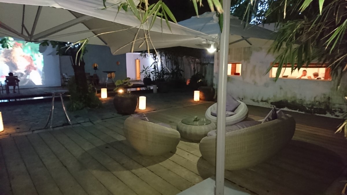 The DECK のソファー