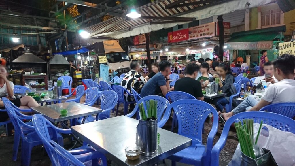 現地ベトナムのローカルさを感じながら食べるミーサオハイサン