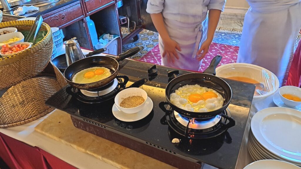 目玉焼きを料理しているところ