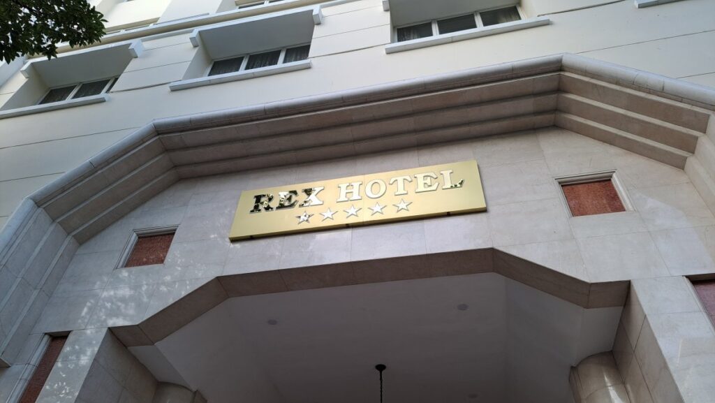 REX HOTEL の外観