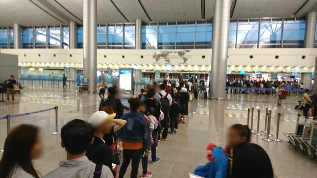 タンソンニャット国際空港イミグレーションの混雑