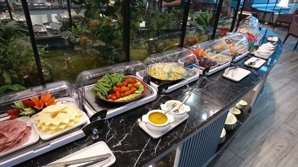 Le Saigonnais Business Lounge のラウンジ内の食事