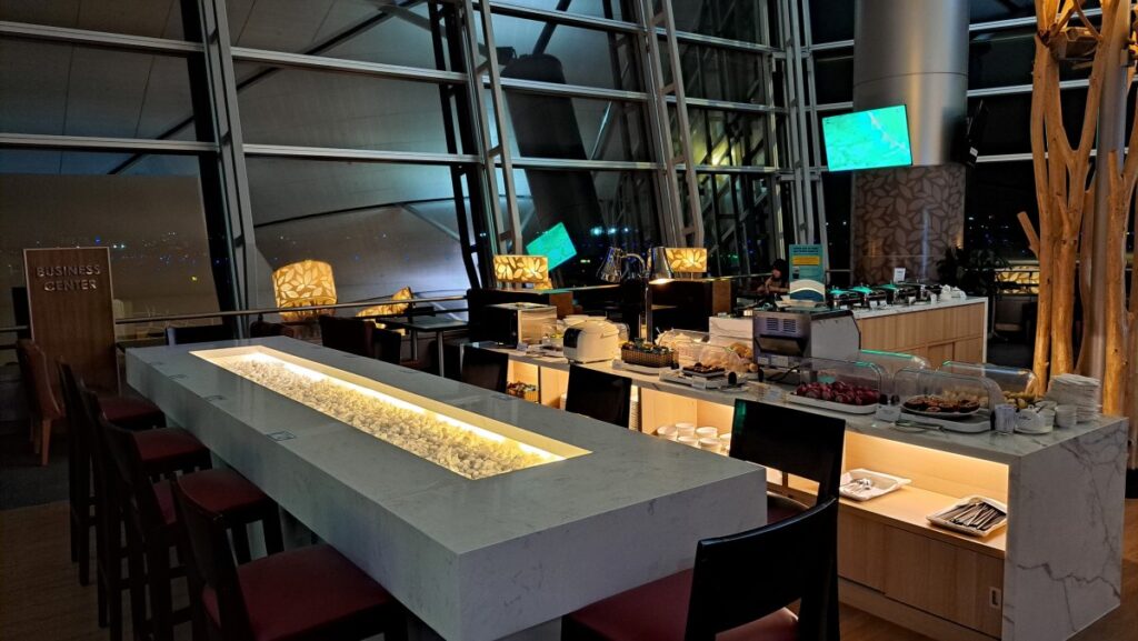 ROSE Business Lounge ラウンジ内の食事