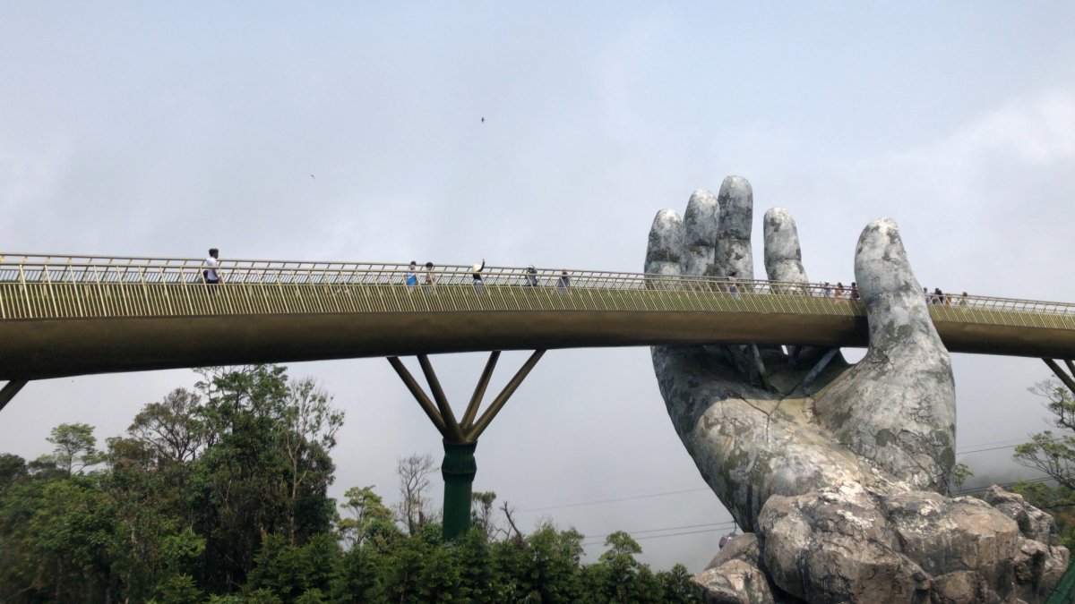 手の橋「バーナーヒルズ (Ba Na Hills)」