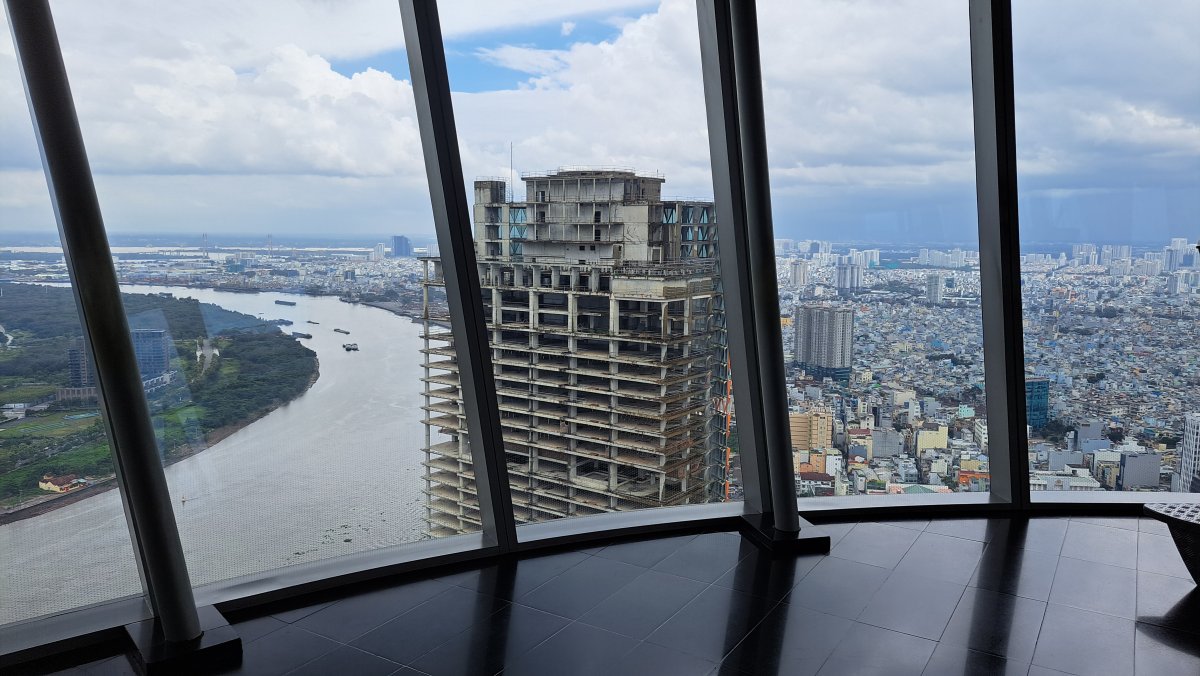 建築途中だけど廃墟のようなビルが見える