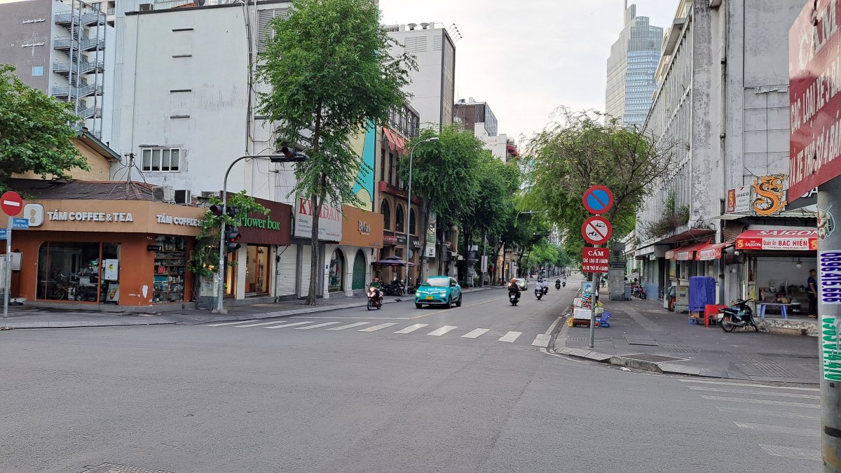 ホーチミンの道路の例（大きめの道路）