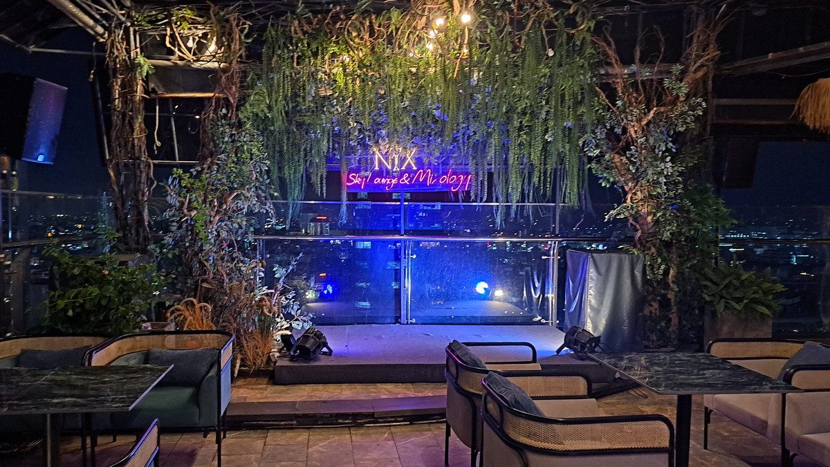 屋上バー NYX の席