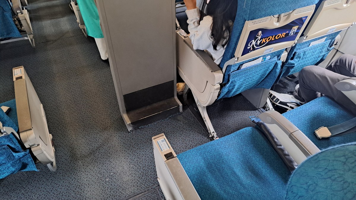 非常口の後ろの座席
