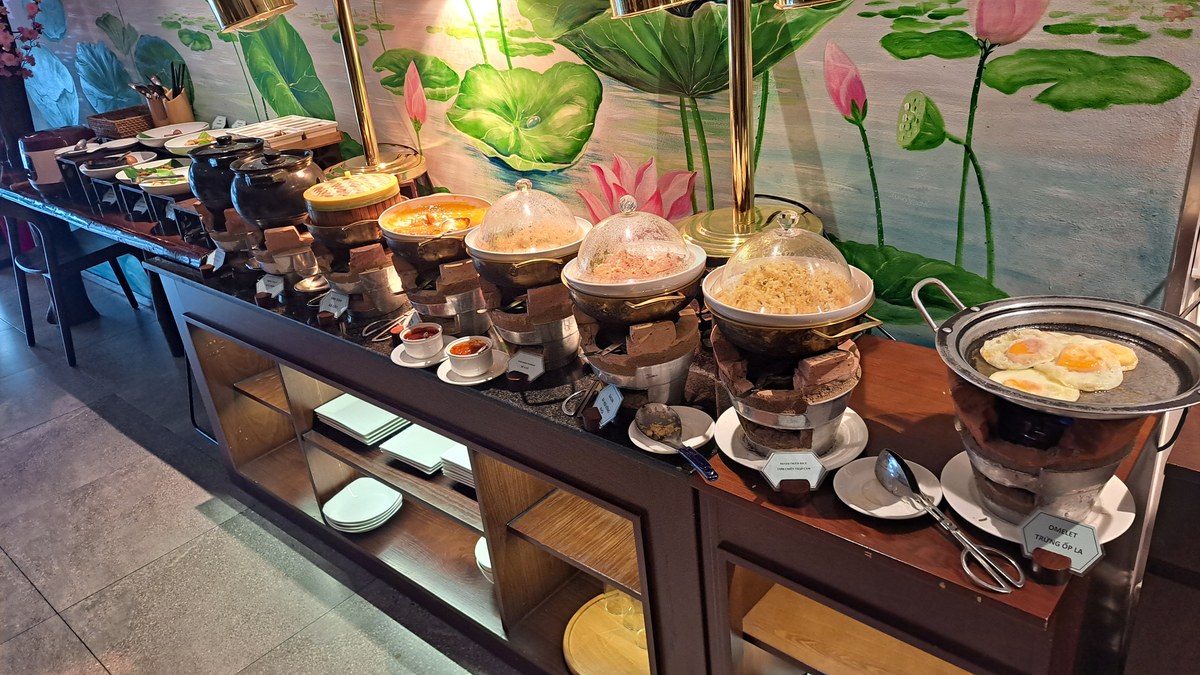 朝食ビュッフェの温かい料理