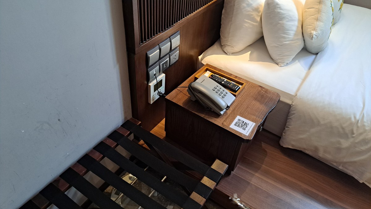 ベッドの足元の荷物置きと枕元のパネル