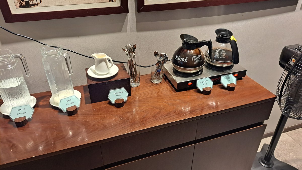朝食会場のジュースとコーヒー