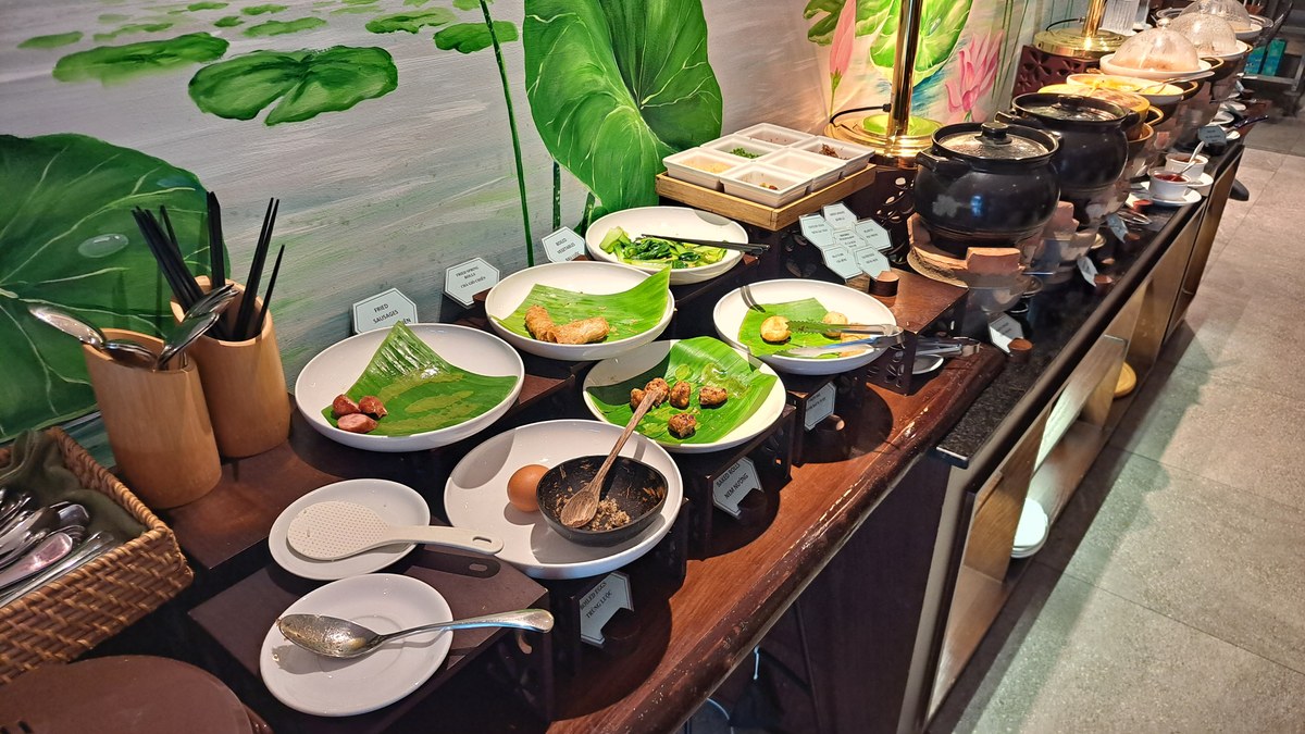朝食ビュッフェのサラダと前菜