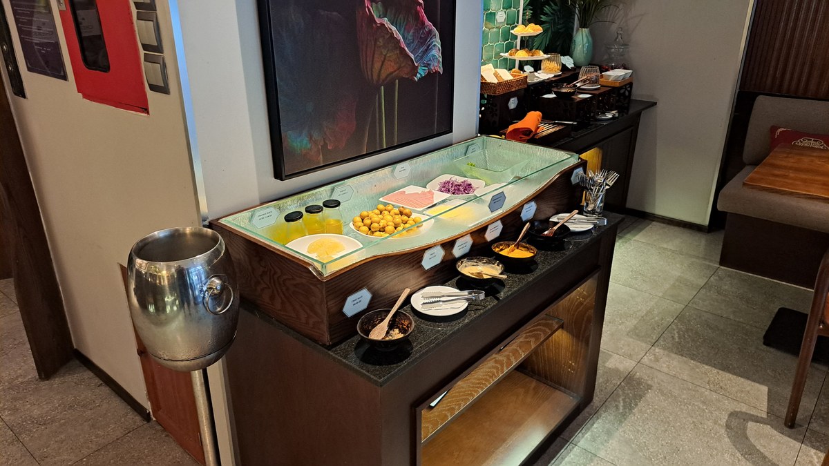 朝食会場のフルーツとシリアル