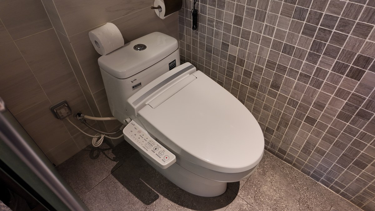 ウォッシュレット付きのトイレ