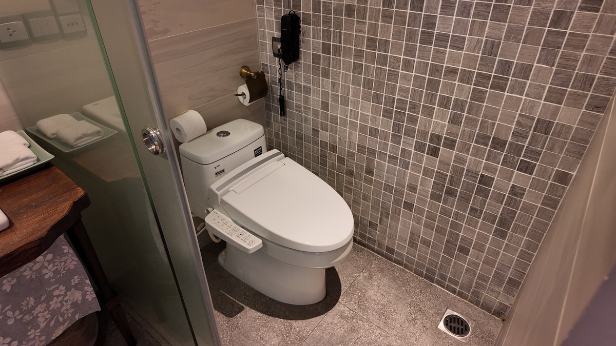 トイレと壁のタイル